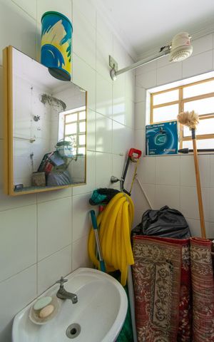 Casa à venda com 359m², 3 quartos e 2 vagas Casa à venda com 359m², 3 quartos e 2 vagasBanheiro de serviço