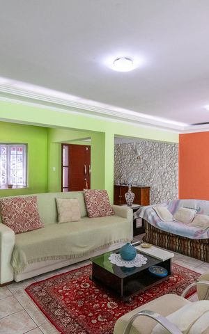 Casa à venda com 359m², 3 quartos e 2 vagas Casa à venda com 359m², 3 quartos e 2 vagasSala