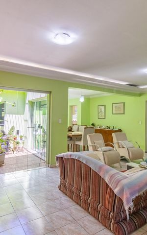 Casa à venda com 359m², 3 quartos e 2 vagas Casa à venda com 359m², 3 quartos e 2 vagasSala