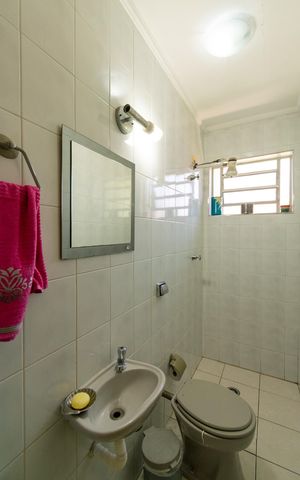 Casa à venda com 359m², 3 quartos e 2 vagas Casa à venda com 359m², 3 quartos e 2 vagasBanheiro Social