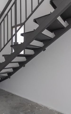 Apartamento à venda com 74m², 1 quarto e sem vaga Apartamento à venda com 74m², 1 quarto e sem vagaEscada