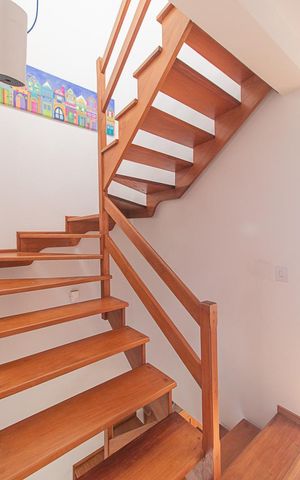 Casa à venda com 230m², 3 quartos e 2 vagasEscada