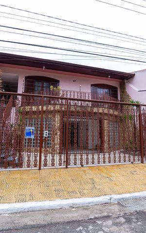 Casa para alugar com 300m², 3 quartos e 5 vagas Casa para alugar com 300m², 3 quartos e 5 vagasFachada