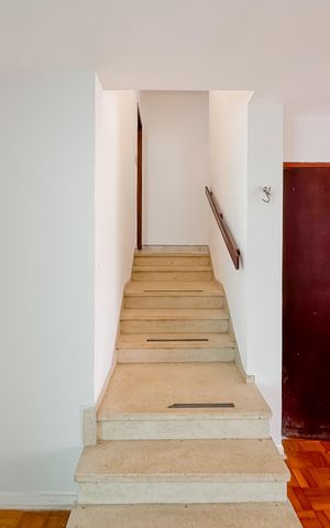 Casa à venda com 194m², 3 quartos e 2 vagas Casa à venda com 194m², 3 quartos e 2 vagasEscada