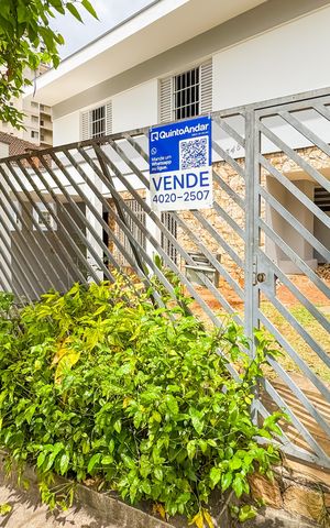 Casa à venda com 194m², 3 quartos e 2 vagas Casa à venda com 194m², 3 quartos e 2 vagasFachada
