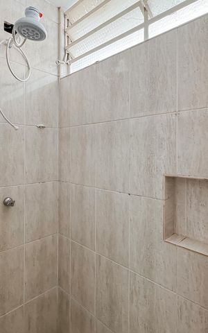 Casa à venda com 194m², 3 quartos e 2 vagas Casa à venda com 194m², 3 quartos e 2 vagasBanheiro Corredor