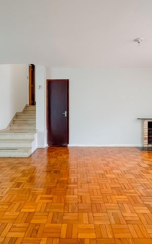 Casa à venda com 194m², 3 quartos e 2 vagas Casa à venda com 194m², 3 quartos e 2 vagasSala