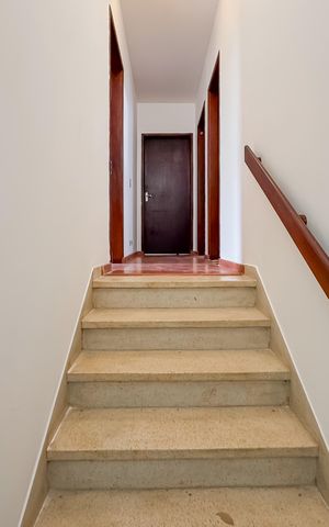Casa à venda com 194m², 3 quartos e 2 vagas Casa à venda com 194m², 3 quartos e 2 vagasEscada