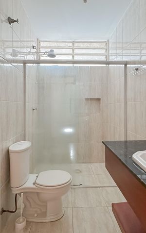 Casa à venda com 194m², 3 quartos e 2 vagas Casa à venda com 194m², 3 quartos e 2 vagasBanheiro Corredor