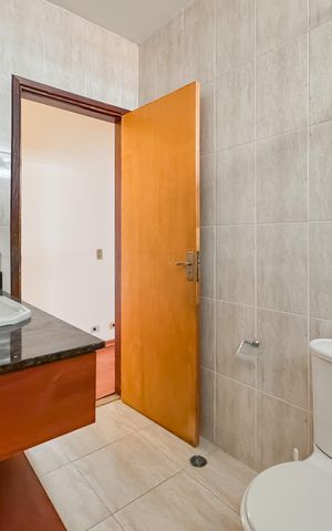 Casa à venda com 194m², 3 quartos e 2 vagas Casa à venda com 194m², 3 quartos e 2 vagasBanheiro Corredor