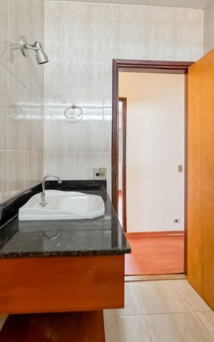 Casa à venda com 194m², 3 quartos e 2 vagas Casa à venda com 194m², 3 quartos e 2 vagasBanheiro Corredor