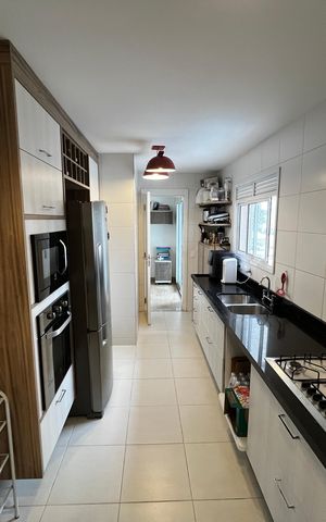 Apartamento à venda com 250m², 3 quartos e 4 vagas Apartamento à venda com 250m², 3 quartos e 4 vagasCozinha