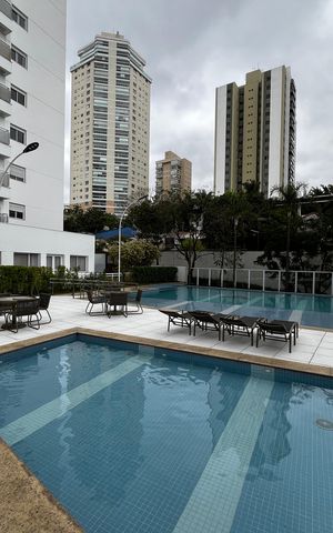 Apartamento à venda com 250m², 3 quartos e 4 vagas Apartamento à venda com 250m², 3 quartos e 4 vagasÁrea comum - Piscina