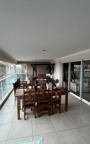 Apartamento à venda com 250m², 3 quartos e 4 vagas Apartamento à venda com 250m², 3 quartos e 4 vagasVaranda da Sala