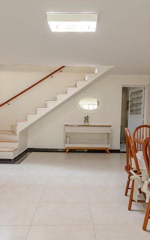 Casa à venda com 335m², 4 quartos e 3 vagas Casa à venda com 335m², 4 quartos e 3 vagasCopa