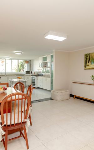 Casa à venda com 335m², 4 quartos e 3 vagas Casa à venda com 335m², 4 quartos e 3 vagasCopa