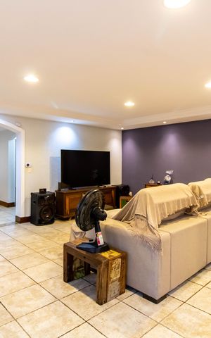 Casa à venda com 308m², 3 quartos e 2 vagas Casa à venda com 308m², 3 quartos e 2 vagasSala