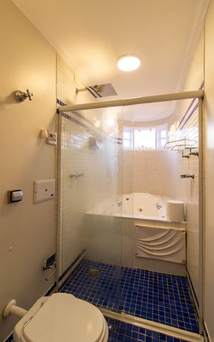 Casa à venda com 308m², 3 quartos e 2 vagas Casa à venda com 308m², 3 quartos e 2 vagasBanheiro Suíte