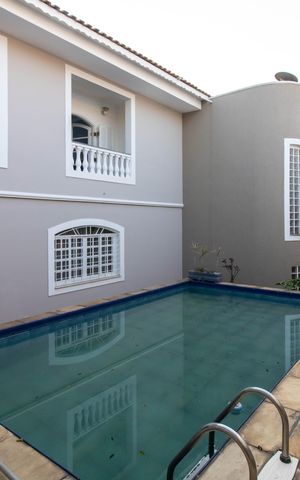 Casa à venda com 308m², 3 quartos e 2 vagas Casa à venda com 308m², 3 quartos e 2 vagasPiscina