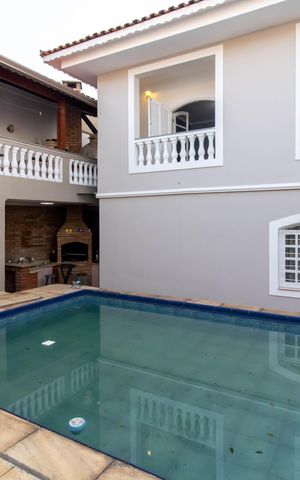 Casa à venda com 308m², 3 quartos e 2 vagas Casa à venda com 308m², 3 quartos e 2 vagasPiscina