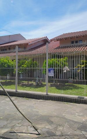 Casa à venda com 329m², 4 quartos e 4 vagasFachada