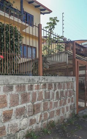 Casa à venda com 169m², 4 quartos e 2 vagasFachada