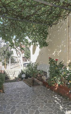 Casa à venda com 169m², 4 quartos e 2 vagasLateral
