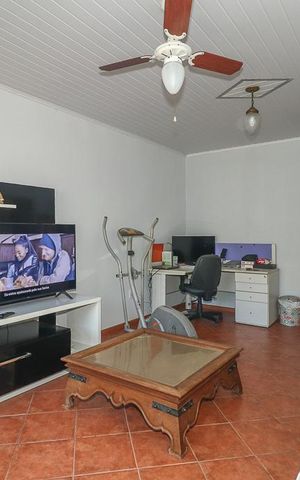 Casa à venda com 169m², 4 quartos e 2 vagasSala