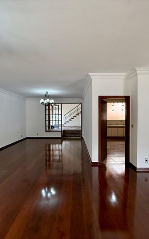 Casa à venda com 491m², 4 quartos e 6 vagas Casa à venda com 491m², 4 quartos e 6 vagasSala