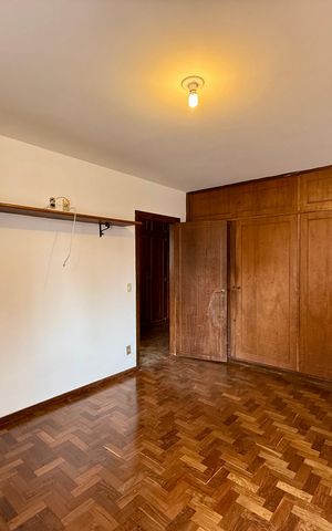 Casa à venda com 491m², 4 quartos e 6 vagas Casa à venda com 491m², 4 quartos e 6 vagasQuarto 2
