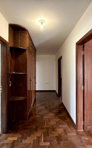 Casa à venda com 491m², 4 quartos e 6 vagas Casa à venda com 491m², 4 quartos e 6 vagasCorredor Quartos
