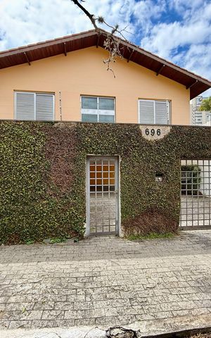 Casa à venda com 491m², 4 quartos e 6 vagas Casa à venda com 491m², 4 quartos e 6 vagasFachada