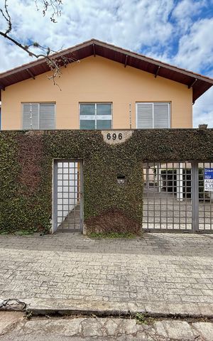 Casa à venda com 491m², 4 quartos e 6 vagas Casa à venda com 491m², 4 quartos e 6 vagasFachada