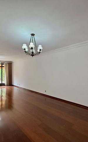 Casa à venda com 491m², 4 quartos e 6 vagas Casa à venda com 491m², 4 quartos e 6 vagasSala
