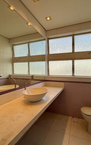 Casa à venda com 491m², 4 quartos e 6 vagas Casa à venda com 491m², 4 quartos e 6 vagasBanheiro Suíte 2