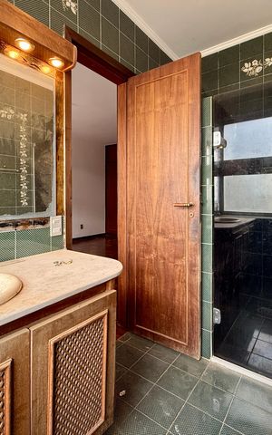 Casa à venda com 491m², 4 quartos e 6 vagas Casa à venda com 491m², 4 quartos e 6 vagasBanheiro Suíte 1