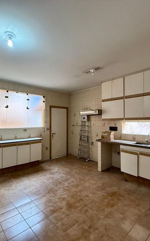 Casa à venda com 491m², 4 quartos e 6 vagas Casa à venda com 491m², 4 quartos e 6 vagasCozinha