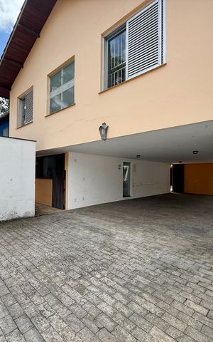 Casa à venda com 491m², 4 quartos e 6 vagas Casa à venda com 491m², 4 quartos e 6 vagasGaragem