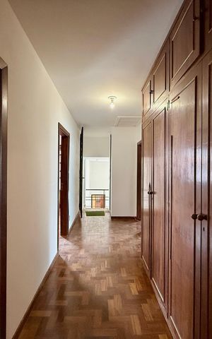 Casa à venda com 491m², 4 quartos e 6 vagas Casa à venda com 491m², 4 quartos e 6 vagasCorredor Quartos