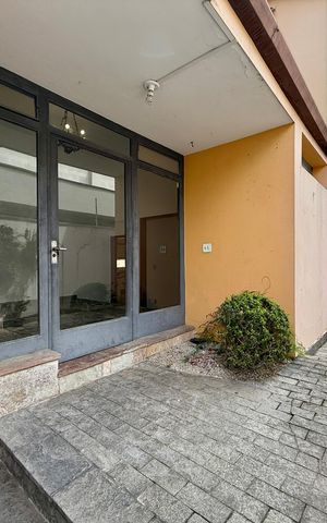 Casa à venda com 491m², 4 quartos e 6 vagas Casa à venda com 491m², 4 quartos e 6 vagasEntrada Casa
