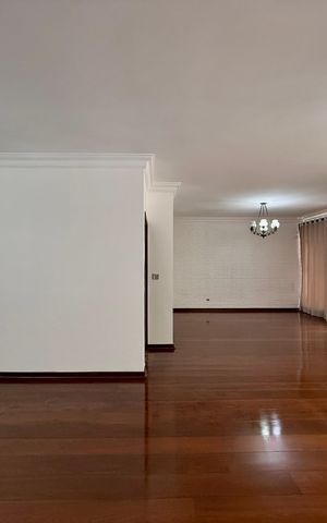 Casa à venda com 491m², 4 quartos e 6 vagas Casa à venda com 491m², 4 quartos e 6 vagasSala