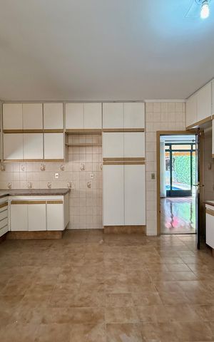 Casa à venda com 491m², 4 quartos e 6 vagas Casa à venda com 491m², 4 quartos e 6 vagasCozinha