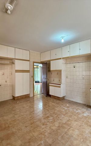 Casa à venda com 491m², 4 quartos e 6 vagas Casa à venda com 491m², 4 quartos e 6 vagasCozinha