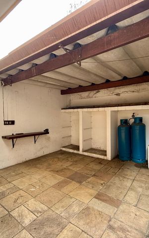 Casa à venda com 491m², 4 quartos e 6 vagas Casa à venda com 491m², 4 quartos e 6 vagasQuintal de Serviço