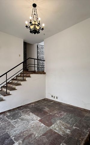 Casa à venda com 491m², 4 quartos e 6 vagas Casa à venda com 491m², 4 quartos e 6 vagasHall Entrada Casa
