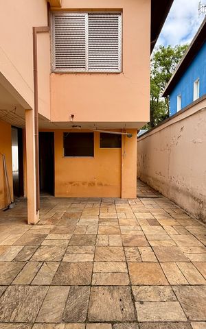 Casa à venda com 491m², 4 quartos e 6 vagas Casa à venda com 491m², 4 quartos e 6 vagasQuintal de Serviço