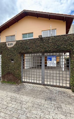 Casa à venda com 491m², 4 quartos e 6 vagas Casa à venda com 491m², 4 quartos e 6 vagasFachada