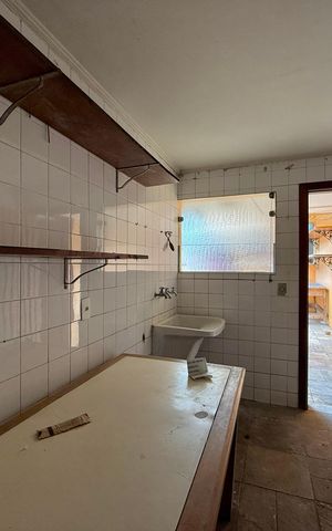 Casa à venda com 491m², 4 quartos e 6 vagas Casa à venda com 491m², 4 quartos e 6 vagasÁrea de Serviço