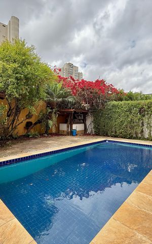 Casa à venda com 491m², 4 quartos e 6 vagas Casa à venda com 491m², 4 quartos e 6 vagasPiscina