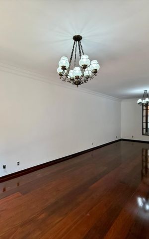 Casa à venda com 491m², 4 quartos e 6 vagas Casa à venda com 491m², 4 quartos e 6 vagasSala